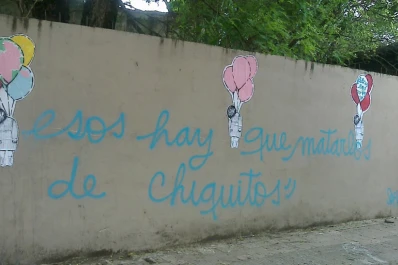 Perturbadores dibujos sorprenden a los transeúntes