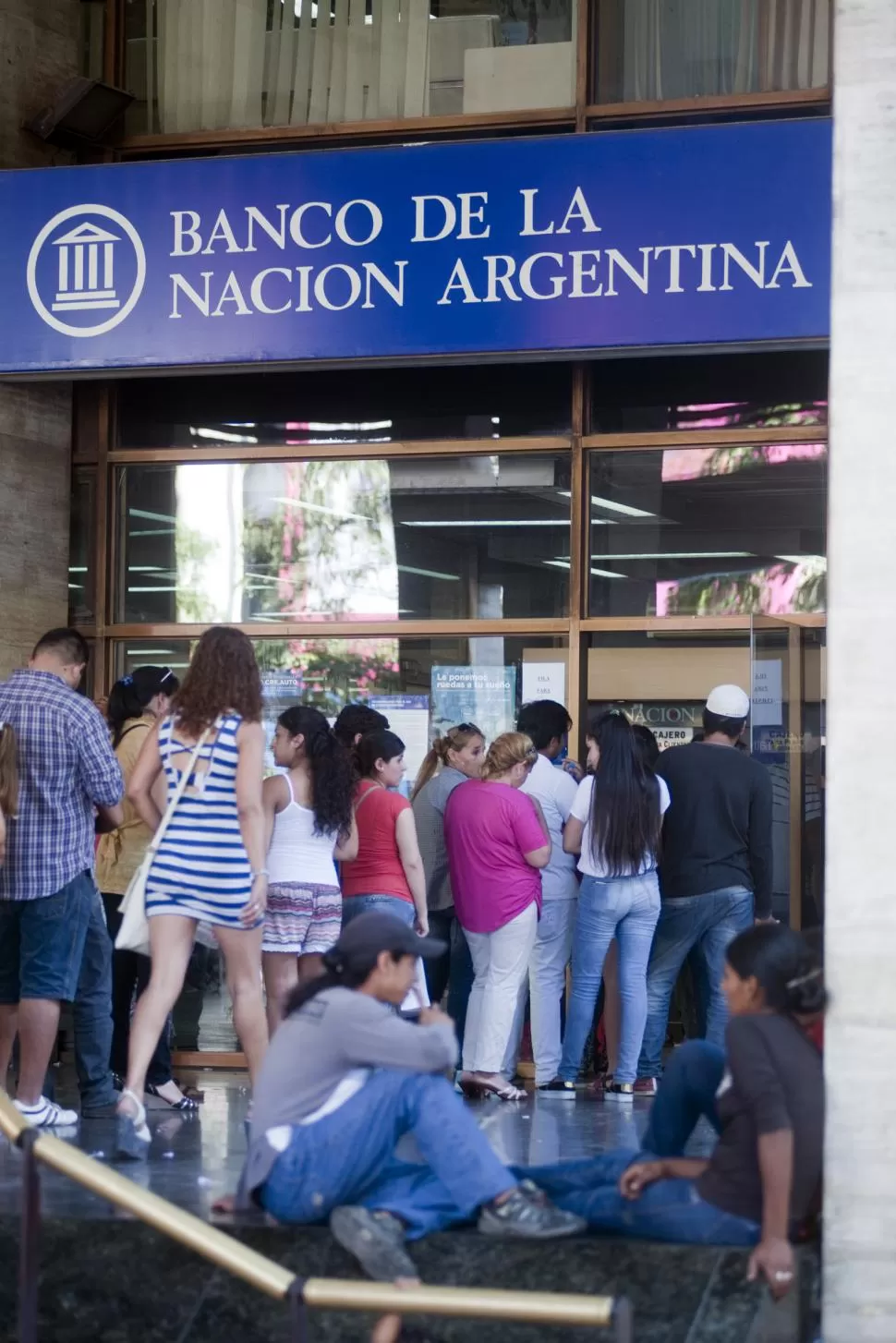 TODO POR LOS PESOS. Los bancos recordaron que la cantidad sugerida de extracción es de hasta 30 billetes. la gaceta / foto de diego aráoz