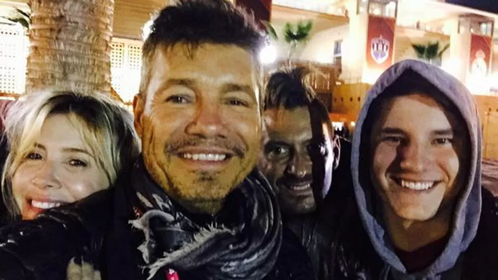 EN FAMILIA. Tinelli viajó a Marrakech con su mujer y sus hijos. FOTO TOMADA DE TWITTER.COM/CUERVOTINELLI