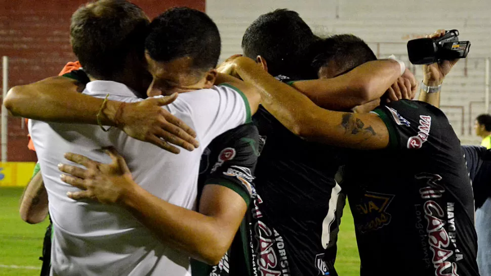 PATEÓ EL TABLERO. Nueva Chicago, al vencer a Gimnasia y Esgrima, de Jujuy, fue el séptimo equipo directamente afiliado que ascendió a Primera. (Foto de Télam)