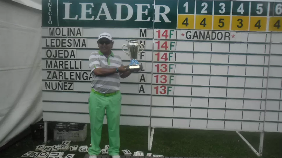 PARA GUARDAR. La clásica foto en el golf: campeón, tabla de líder y el trofeo juntos. (FOTO GENTILEZA DE FERNANDO SAYAVEDRA)