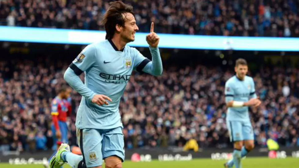 SE FUE PARA ARRIBA. David Silva marcó dos goles para Manchester City, que es puntero junto con Chelsea. (FOTO TOMADA DE TWITTER @MCFC)