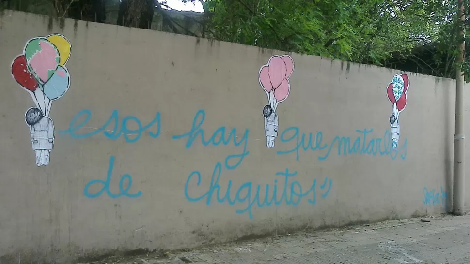 Perturbadores dibujos sorprenden a los transeúntes