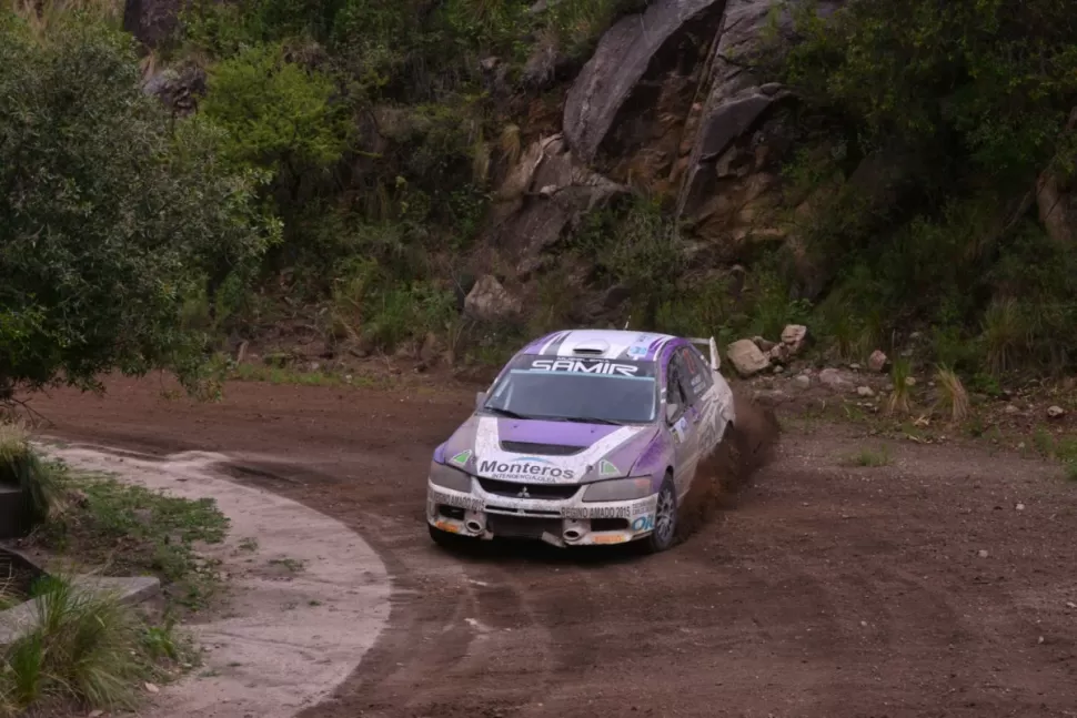 EN LOS CAMINOS. Assaf toma a la perfección una curva. (FOTO RALLY ARGENTINO) 