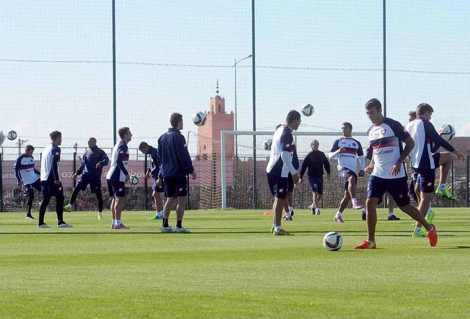 INSEPARABLES. San Lorenzo hizo trabajos con pelota bajo las órdenes de Bauza que piensa en eso como fórmula para poder hacerle frente al poderoso Real Madrid. télam