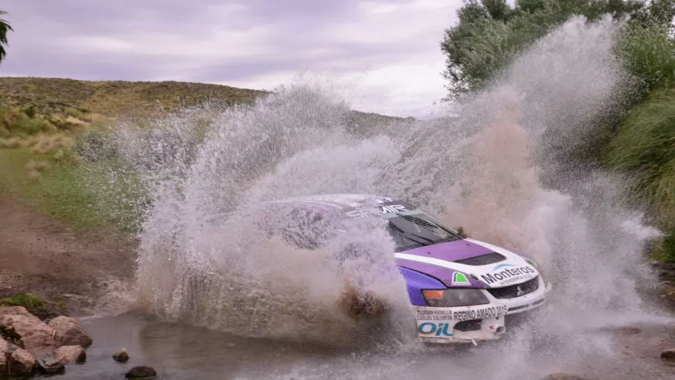 BUENA POSTAL. EL Mitsubishi Lancer de Assaf es tapado en sus laterales por el agua. (FOTO DE RALLY ARGENTINO)