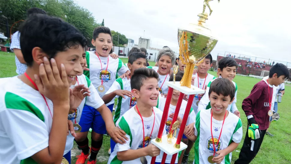 PURA ALEGRÍA. Los chicos de El Chañar comienzan a dar la vuelta olímpica en el estadio de Amalia. (LA GACETA/Foto de Diego Aráoz)