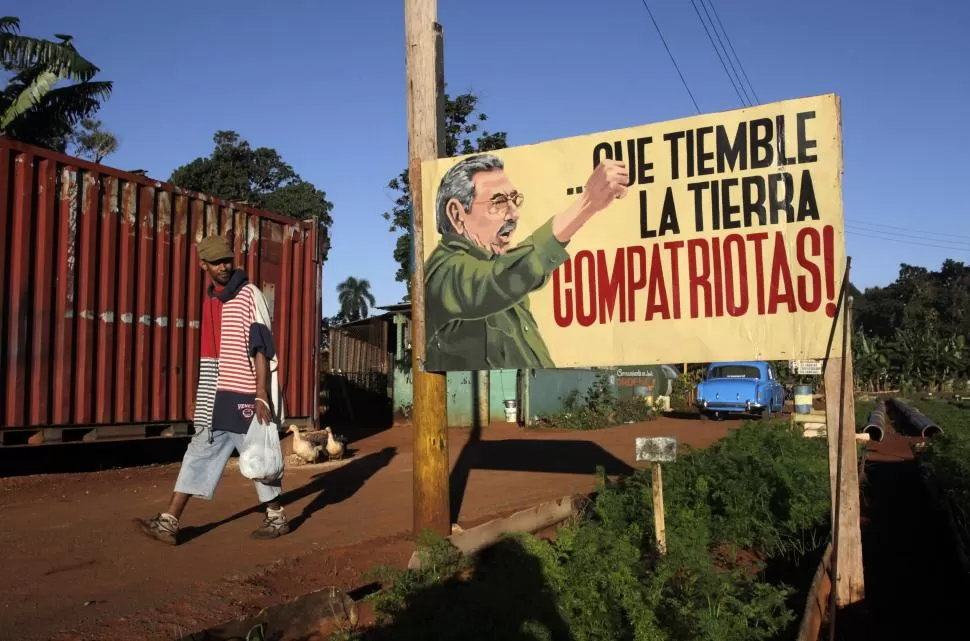 LA HABANA. Un cubano observa un afiche con la figura de Raúl Castro y una de sus arengas, dirigida a mantener la firmeza de las ideas revolucionarias. reuters