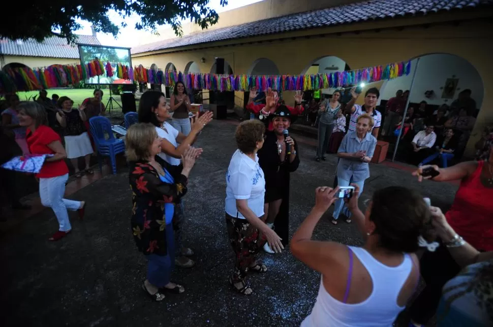 ¡TODAS A BAILAR!. Muchas dejaron sillas y bastones para acompañar a Gladys con la “Pollera amarilla”. la gaceta / fotos de diego aráoz