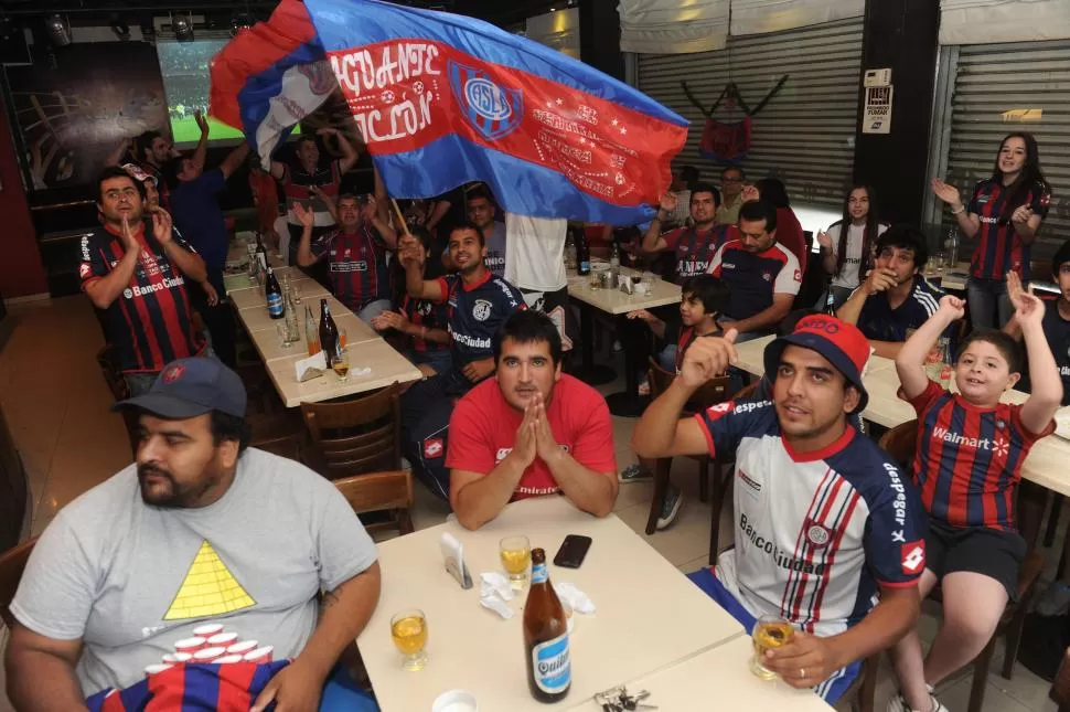 CAMPEONES DEL AGUANTE. Hernán Aguilar, Andrés Villafañe, Julieta y Agustina del Moral fueron algunos de los 40 hinchas que compartieron el partido en un bar. la gaceta / foto de antonio ferroni