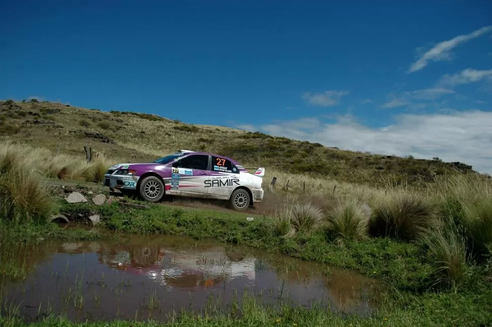 MANTIENE SU CHANCE. Samir Assaf avanza con su Mitsubishi Lancer en los caminos puntanos. El monterizo necesita terminar adelante de Álvaro Marchetto. FOTO DEL Facebook de Fran Moyano