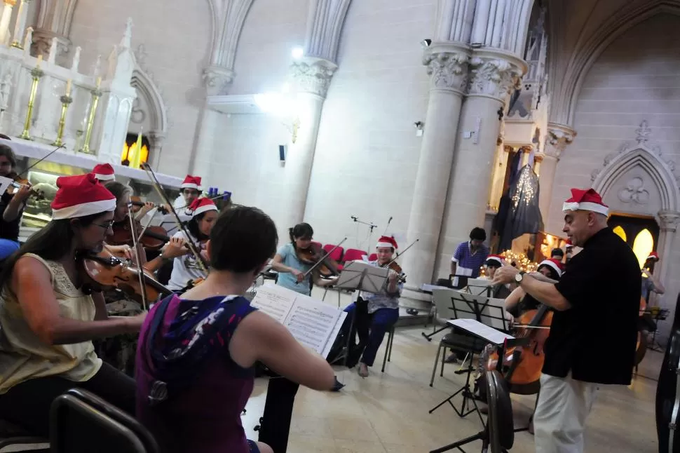 ESPÍRITU NAVIDEÑO. Se armó una gran orquesta de cuerdas para colaborar con hogares y comedores. la gaceta / foto de analía jaramillo