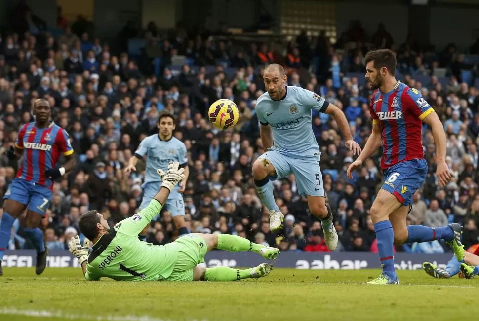 BUEN MOMENTO. Pablo Zabaleta mostró un buen nivel en el triunfo del City. reuters