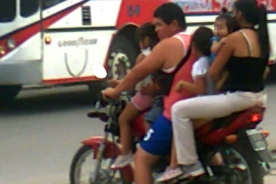 Récord de imprudencia en Alderetes: seis personas en una moto