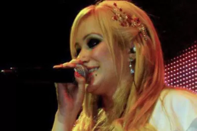 El extraño pedido de Karina en un recital