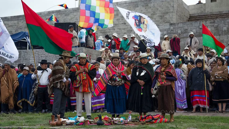 OFRENDAS. Al salir el sol, los participantes de la ceremonia hicieron pedidos al Padre Sol. FOTO DE ORGANIZACIÓN TUPAC AMARU 