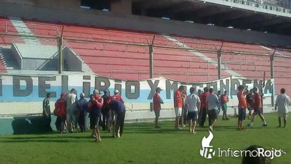 IMPUNIDAD TOTAL. Loa Barras se divirtieron en el  mítico césped del estadio Libertadores de América. FOTO TOMADA DE INFIERNOROJO.COM