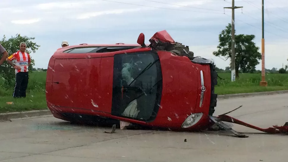 Quiso esquivar un caballo, perdió el control del auto y volcó