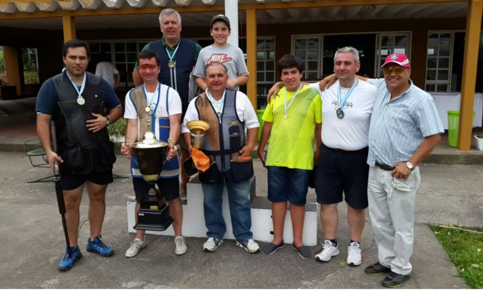 TODOS LOS GANADORES. Vidal Sanz, se esfuerza para levantar el gigante trofeo. LA GACETA.