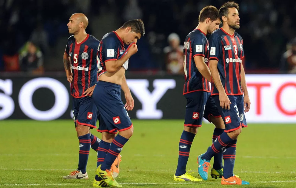 DOLOR. Los jugadores de San Lorenzo sintieron el hecho de no haberle podido hacer fuerza a Real Madrid en la final del Mundial de clubes. FOTO TÉLAM