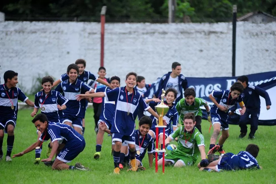 LOCURA EN LA CANCHA DEL “VILLERO”. Los integrantes del plantel de Argentinos del Norte a A dan rienda suelta a su alegría para celebrar el título que lograron al vencer a San Martín Blanco. la gaceta / fotos de diego aráoz