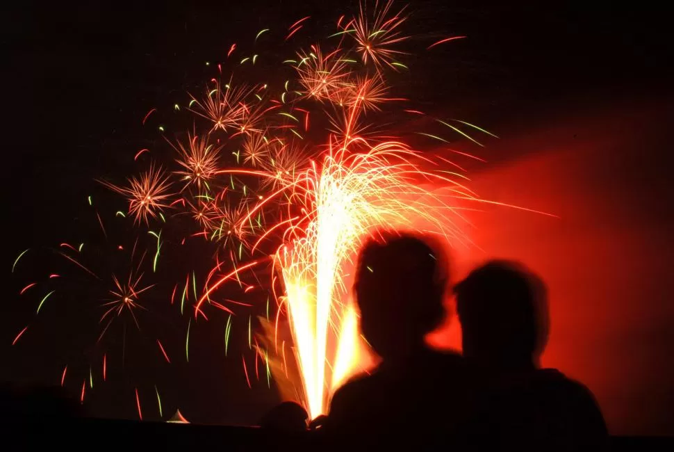 DOS SITUACIONES. Los fuegos artificiales son un atractivo de las Fiestas para muchas personas, pero son una tortura para quienes padecen autismo. reuters 