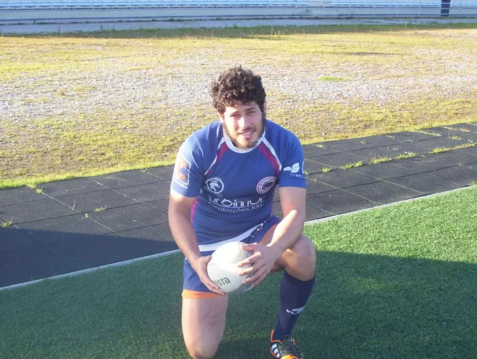 LISTO PARA JUGAR. Pérez de la Rosa con el uniforme de Montemor Rugby Club. foto de martín perez de la rosa