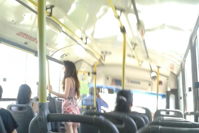 El chofer habla por teléfono mientras conduce el colectivo