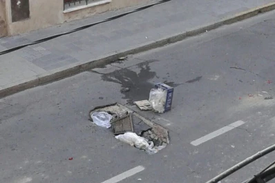 Un enorme bache es cubierto por basura en pleno microcentro