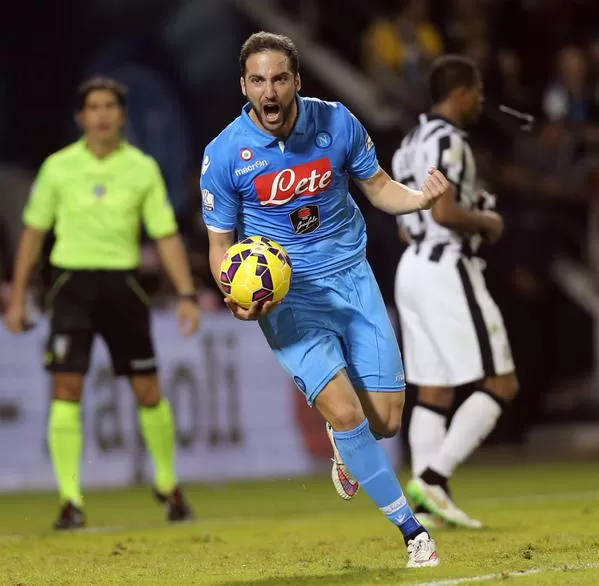 LO GRITÓ CON EL ALMA. Gonzalo Higuaín marcó los dos goles para Napoli. foto de @diarioole