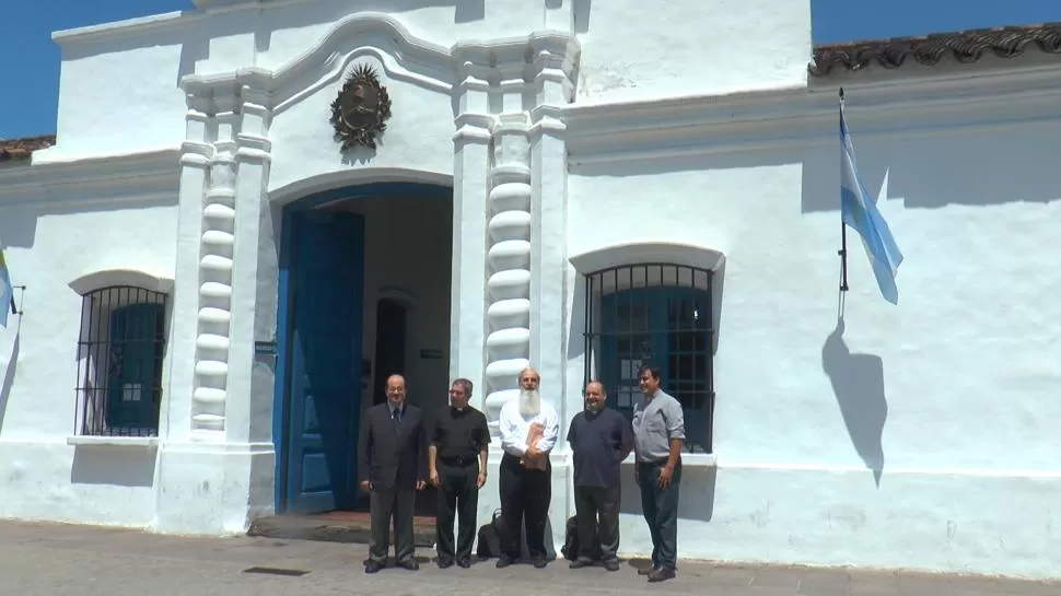 MESA DE DIALOGO. Ibrahim (musulmán), Alurralde (católico ortodoxo), Feler (judío), Torredeflo (evangélico metodista) y Ortega (católico) posan frente a la Casa Histórica, donde hoy se hará la oración por la paz. la gaceta / foto de álvaro medina