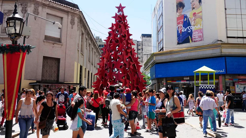 MAREA HUMANA. Las calles del microcentro están colmadas de compradores. ARCHIVO LA GACETA / FOTO DE ANALÍA JARAMILLO