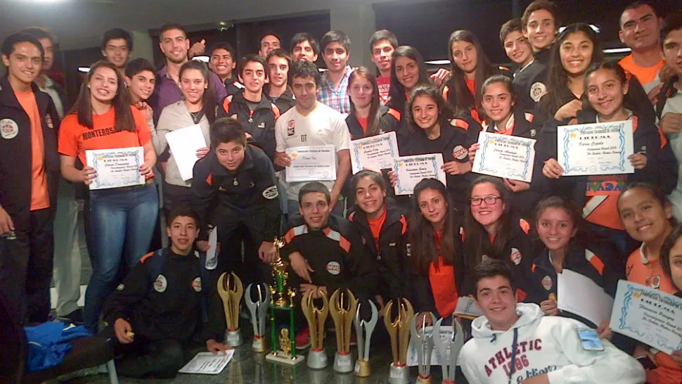 DESDE EL SUR. Para la premiación, una nutrida delegación de Monteros Voley llegó a la Legislatura. (FOTO MARIANA APUD)