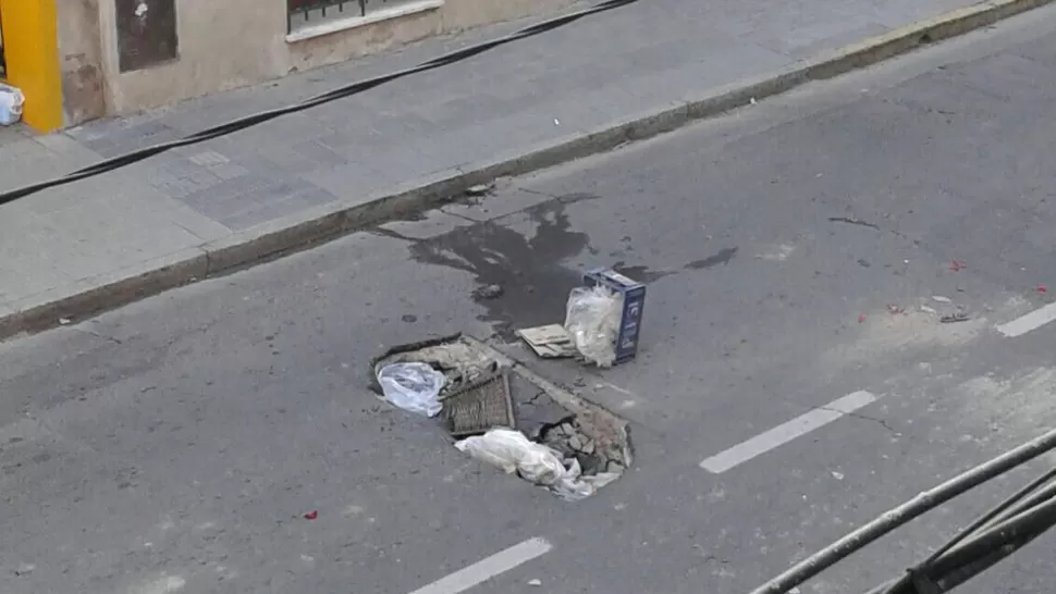 Un enorme bache es cubierto por basura en pleno microcentro