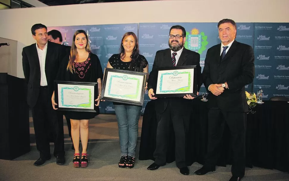 LOS PREMIOS. El secretario Walter Berarducci, los periodistas Gabriela Baigorrí, Silvia de las Cruces y Álvaro Aurane, y el intendente Domingo Amaya. prensa municipal