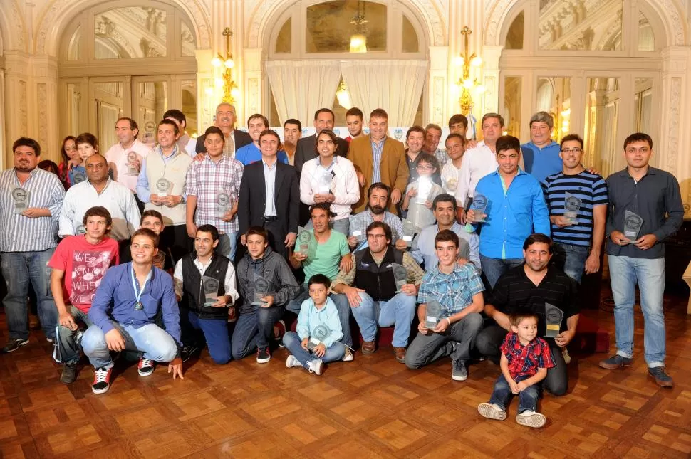 EL MEJOR RECUERDO. En un escenario de lujo, como lo es el Salón Blanco de Casa de Gobierno, todos los distinguidos se sumaron a la foto de cierre de temporada.  la gaceta / fotos de antonio ferroni