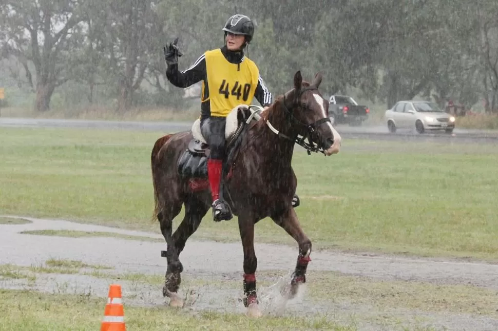 NI LA LLUVIA LA FRENÓ. “Lula” Cúneo Vergés mostró un excelente nivel en Junín. fotos de Asociación Ecuestre de Endurance y Pruebas de Fondo del NOA 