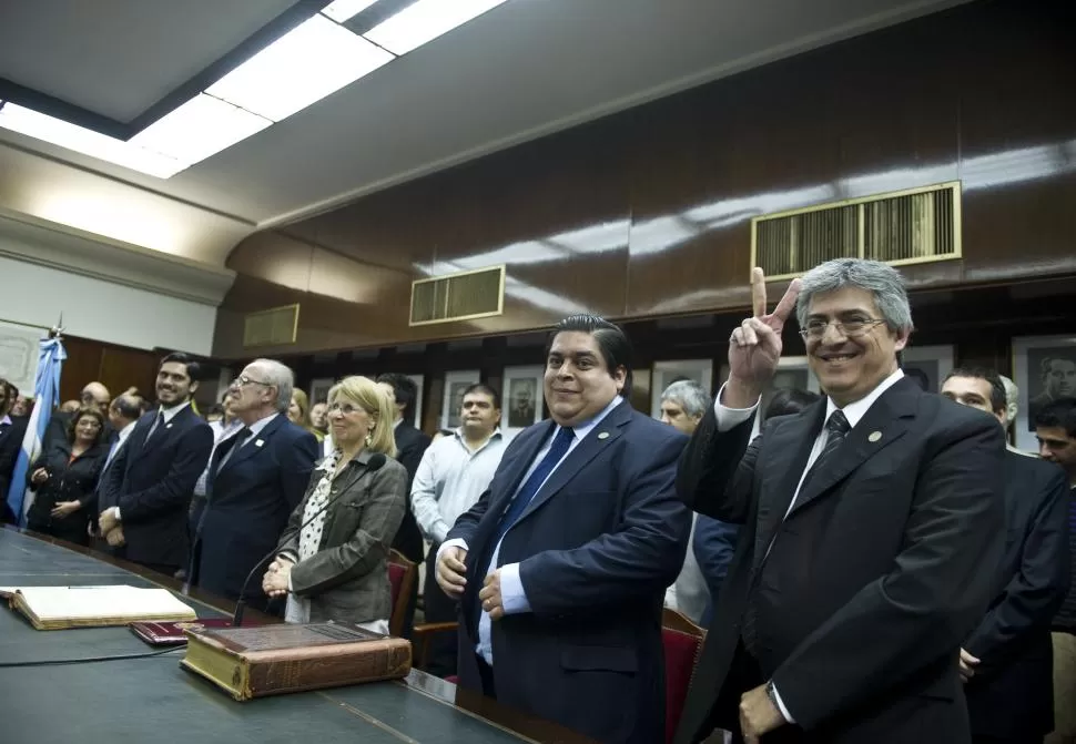 “V”, DE VUELTA. La Cámpora sentó nuevamente funcionarios en el Rectorado de la UNT: desde la izquierda, Cabral, García, Bardón, Zupán y Santillán. la gaceta /  fOTO DE JORGE OLMOS SGROSSO