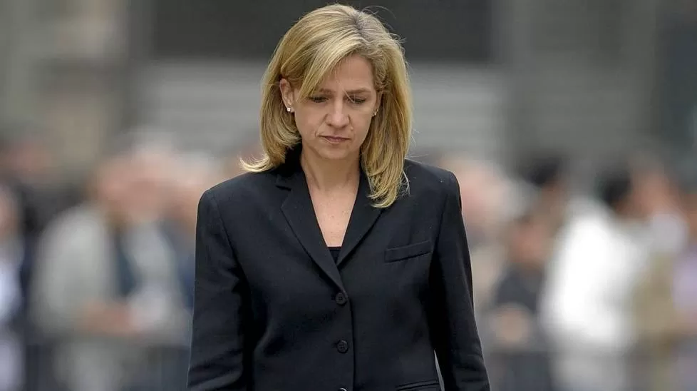 LA CAÍDA. Cristina de Borbón, hija y hermana de reyes, fue enviada a juicio en una causa por fraude, arrastrada por su esposo, Iñaki Urdangarin. telam