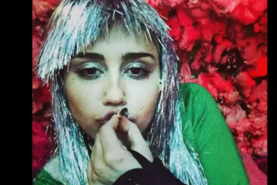 Miley Cyrus adelanta la Navidad con fotos hot