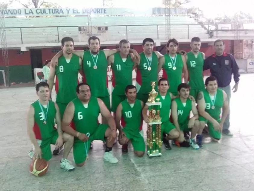 CON LA COPA Y LAS MEDALLAS. Barrio Jardín venció en la final a Independiente. FOTO DE LA ASOCIACION DE BASQUETBOL DE VETERANOS