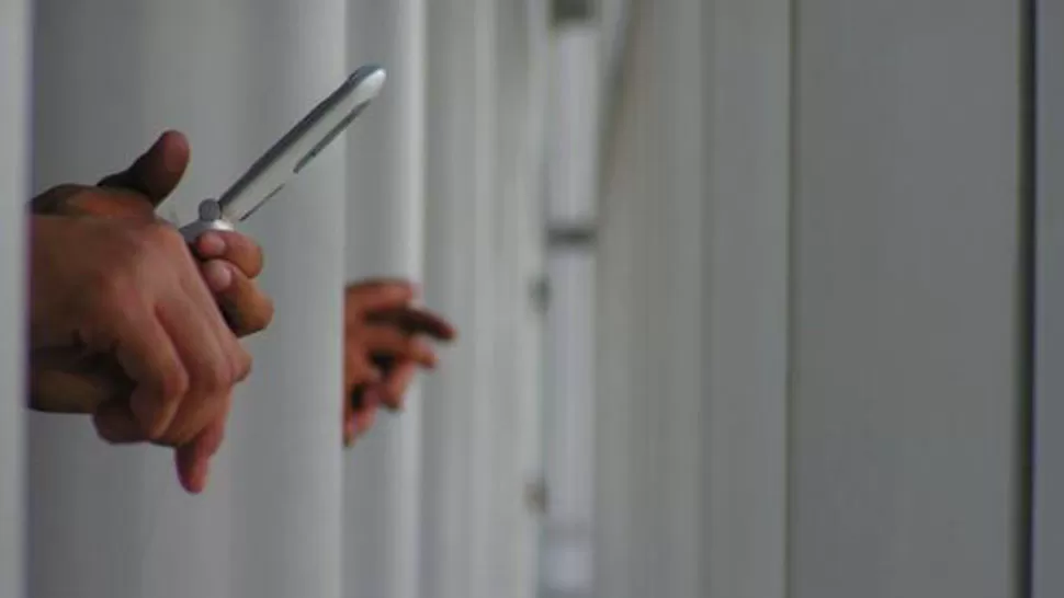 BENEFICIOS. Los presos podrían usar celulares si prospera el hábeas corpus. FOTO 24N.