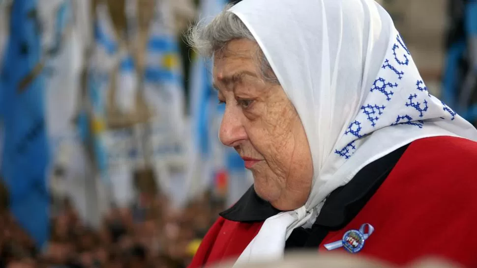 SILENCIO. Bonafini pidió que la llamen para hablar sobre las actividades de las Madres de Plaza de Mayo, no de Milani. ARCHIVO TÉLAM