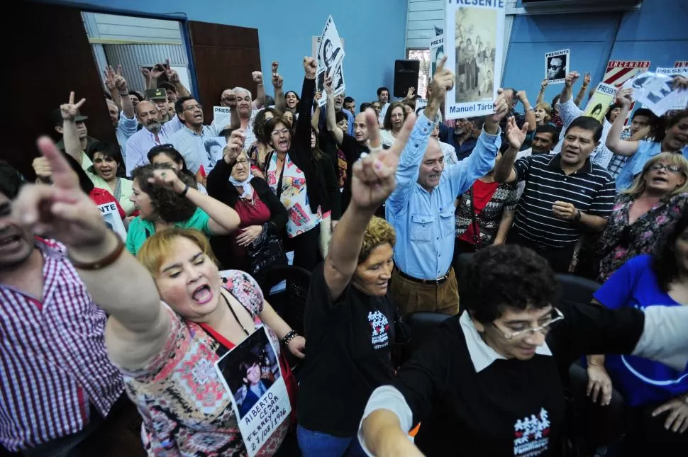 MOMENTO DE JÚBILO. Familiares y víctimas celebran luego de conocer el fallo en el décimo juicio por delitos de lesa humanidad dictado en Tucumán. la gaceta / foto de diego aráoz