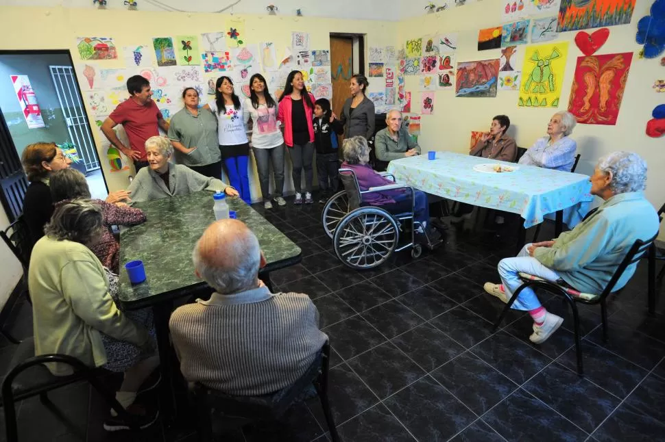 MOMENTOS COMPARTIDOS. Un grupo de voluntarios alegra la tarde de los residentes de un hogar. la gaceta  / foto de Diego Aráoz