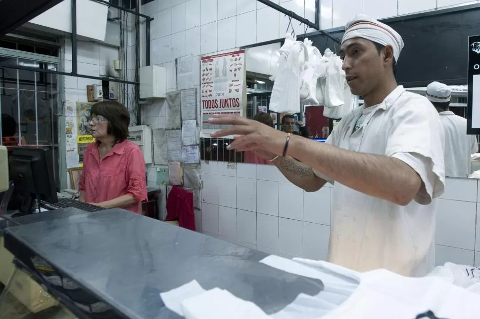 “NO PODÍAMOS CREER LO QUE ESTÁBAMOS VIENDO”. Empleados del local relatan el horror que presenciaron. la gaceta / foto de diego aráoz