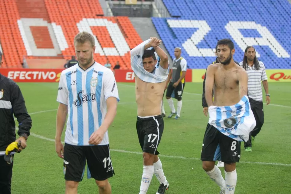 DESOLADOS. Los jugadores de Atlético dejaron escapar una chance histórica de volver a Primera. En Mendoza, el equipo fue goleado por Huracán. Un final inesperado. foto de marcelo ruiz (archivo)