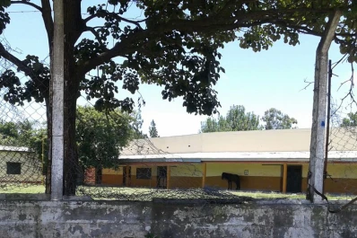 Un caballo utiliza la galería de una escuela para protegerse del sol del verano