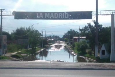 La entrada a La Madrid se convierte en una laguna