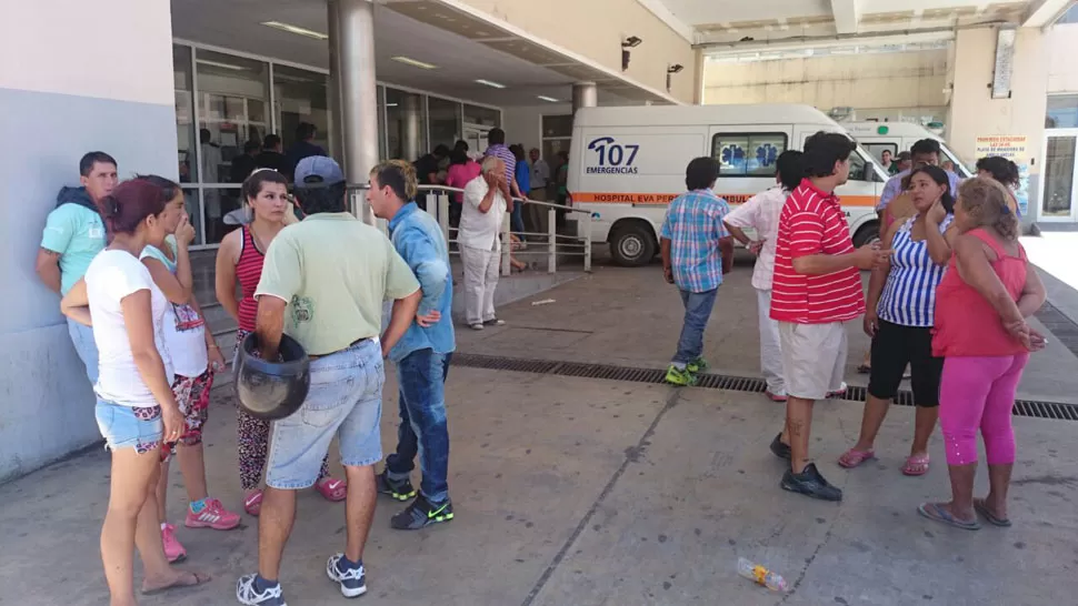 DESBORDADOS. La guardia del Hospital Padilla recibió decenas de heridos. LA GACETA / JOSÉ INESTA